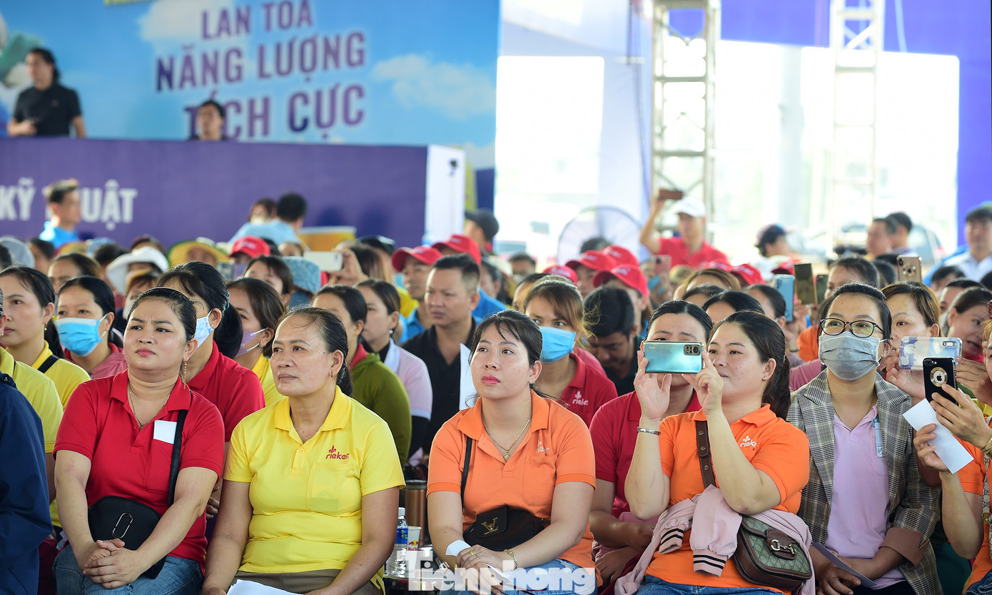 Các đại biểu và đông đảo thanh niên công nhân tham dự lễ khai mạc ngày hội. Ảnh: Xuân Tùng Các đại biểu và đông đảo thanh niên công nhân tham dự lễ khai mạc ngày hội. Ảnh: Xuân Tùng