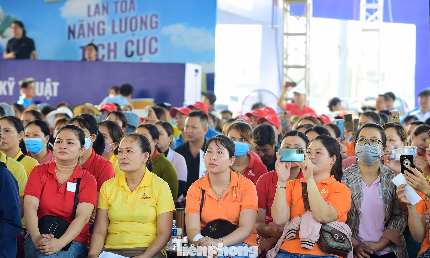 Các đại biểu và đông đảo thanh niên công nhân tham dự lễ khai mạc ngày hội. Ảnh: Xuân Tùng