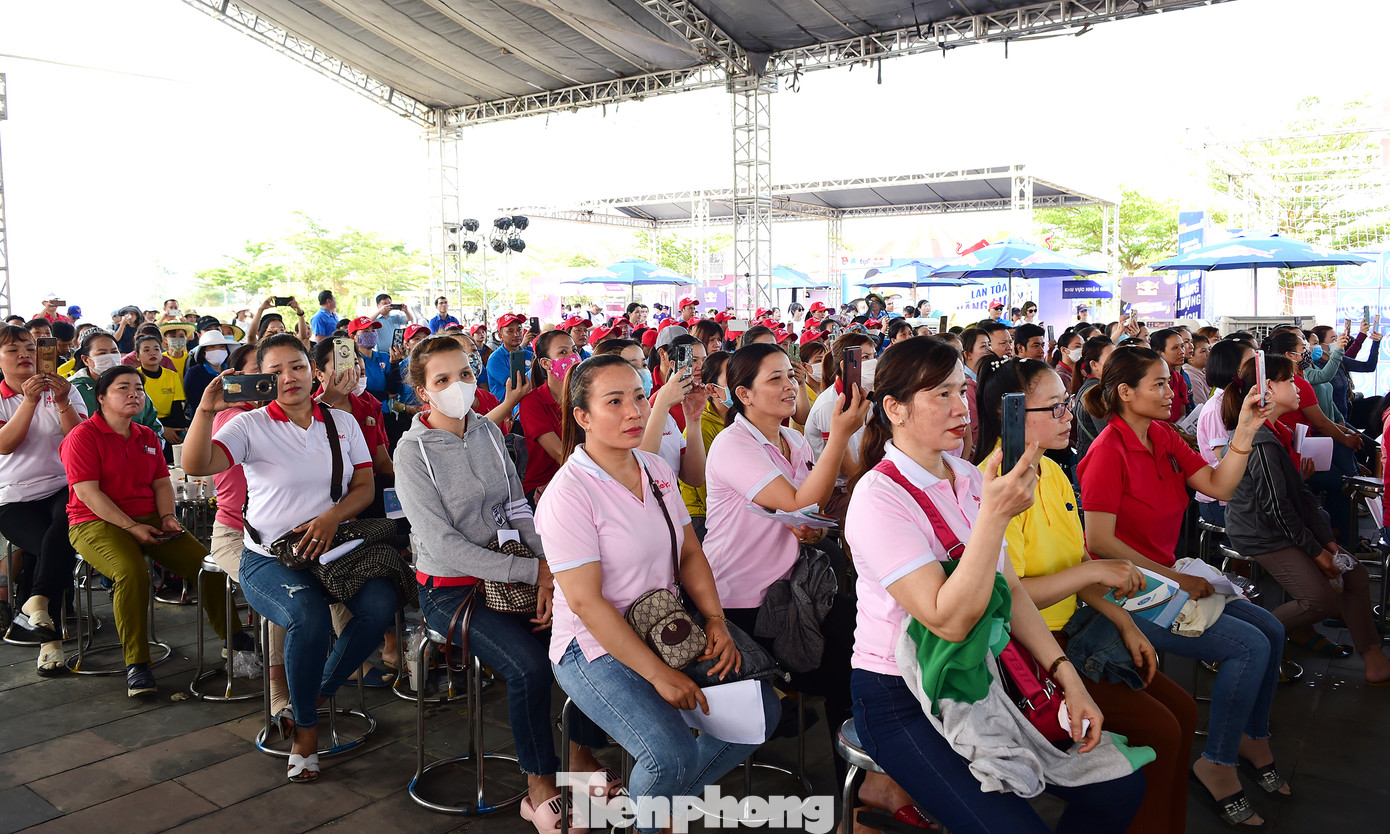 Các đại biểu và đông đảo thanh niên công nhân tham dự lễ khai mạc ngày hội. Ảnh: Xuân Tùng Các đại biểu và đông đảo thanh niên công nhân tham dự lễ khai mạc ngày hội. Ảnh: Xuân Tùng