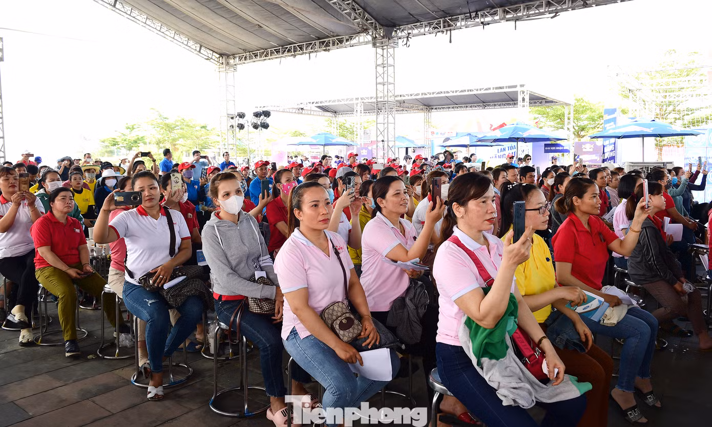 Các đại biểu và đông đảo thanh niên công nhân tham dự lễ khai mạc ngày hội. Ảnh: Xuân Tùng