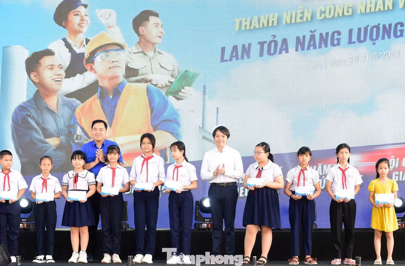 Nhiều phần quà tặng thanh niên công nhân, con em thanh niên công nhân tại ngày hội. Ảnh: Xuân Tùng