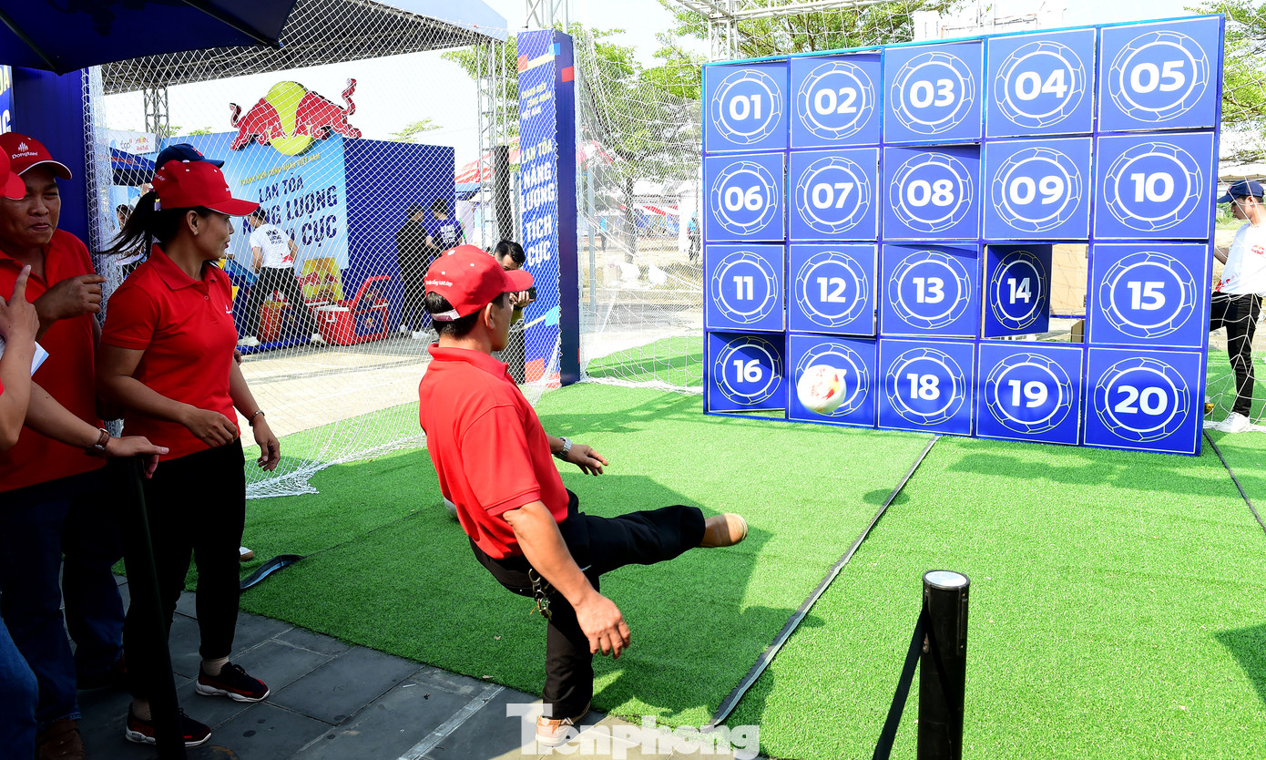 Thanh niên công nhân tham gia các trò chơi, thi tìm kiếm tài năng tại ngày hội. Ảnh: Xuân Tùng Thanh niên công nhân tham gia các trò chơi, thi tìm kiếm tài năng tại ngày hội. Ảnh: Xuân Tùng