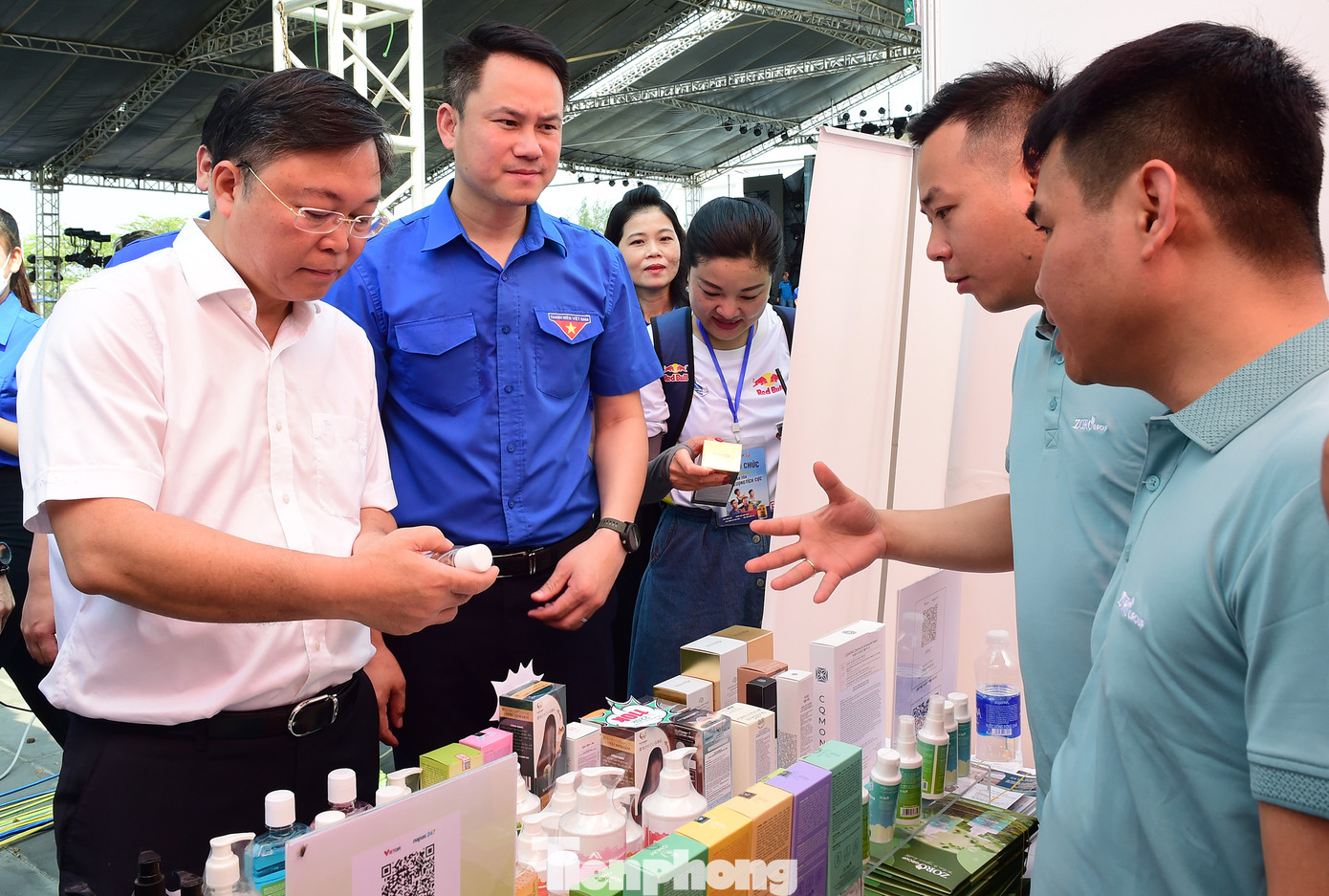 Ông Lê Trí Thanh và anh Nguyễn Kim Quy thăm các gian hàng tại ngày hội. Ảnh: Xuân Tùng Ông Lê Trí Thanh và anh Nguyễn Kim Quy thăm các gian hàng tại ngày hội. Ảnh: Xuân Tùng