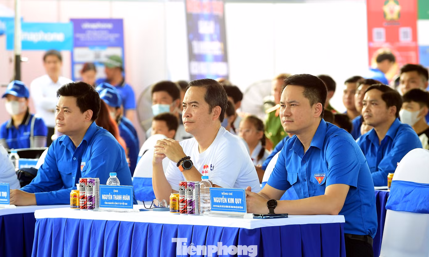 Các đại biểu và đông đảo thanh niên công nhân tham dự lễ khai mạc ngày hội. Ảnh: Xuân Tùng