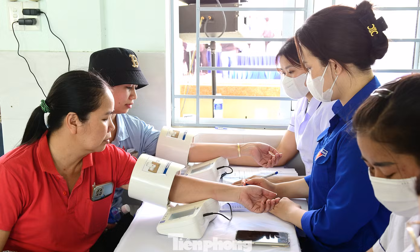 Các thầy thuốc trẻ khám bệnh, tư vấn sức khỏe thanh niên công nhân. Ảnh: Xuân Tùng