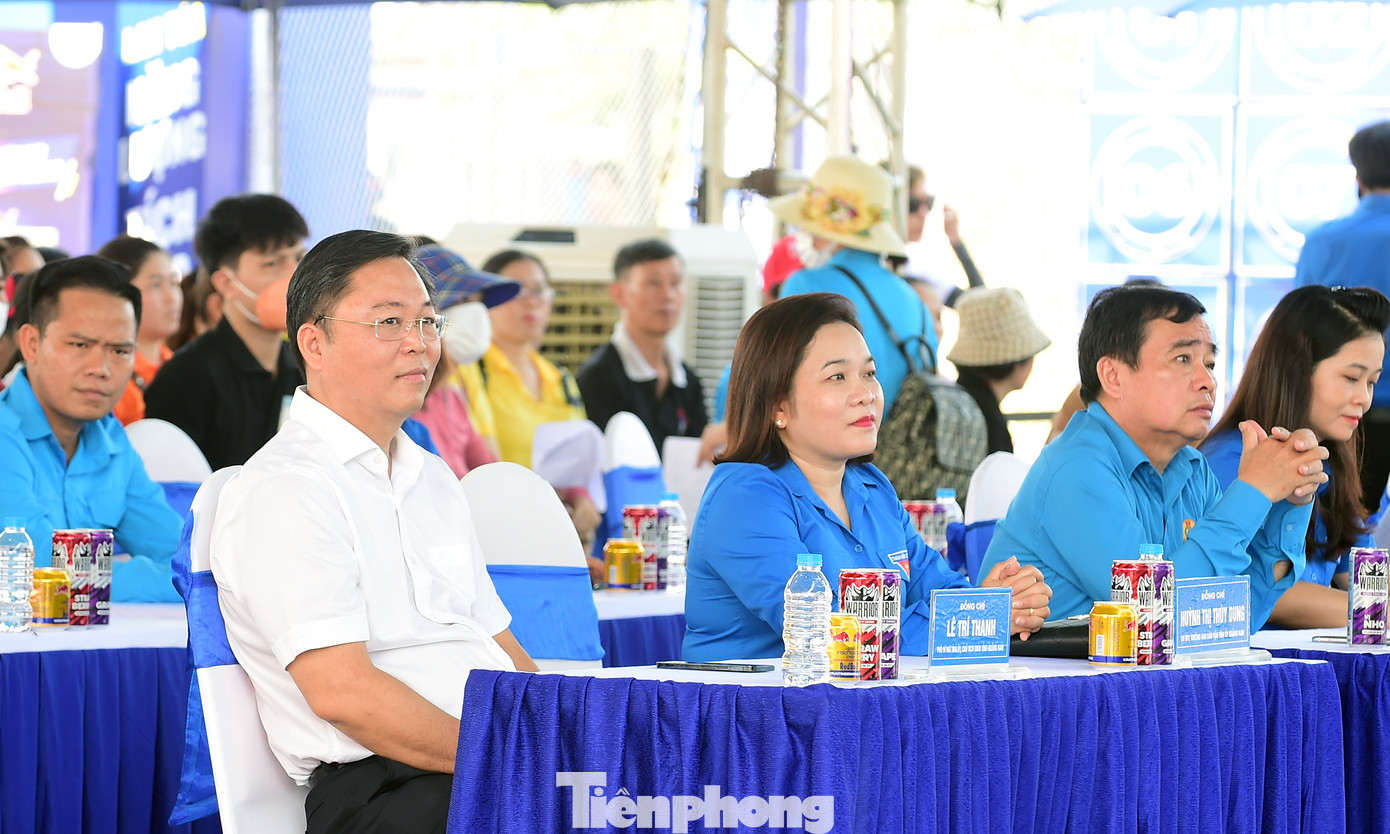 Các đại biểu và đông đảo thanh niên công nhân tham dự lễ khai mạc ngày hội. Ảnh: Xuân Tùng Các đại biểu và đông đảo thanh niên công nhân tham dự lễ khai mạc ngày hội. Ảnh: Xuân Tùng