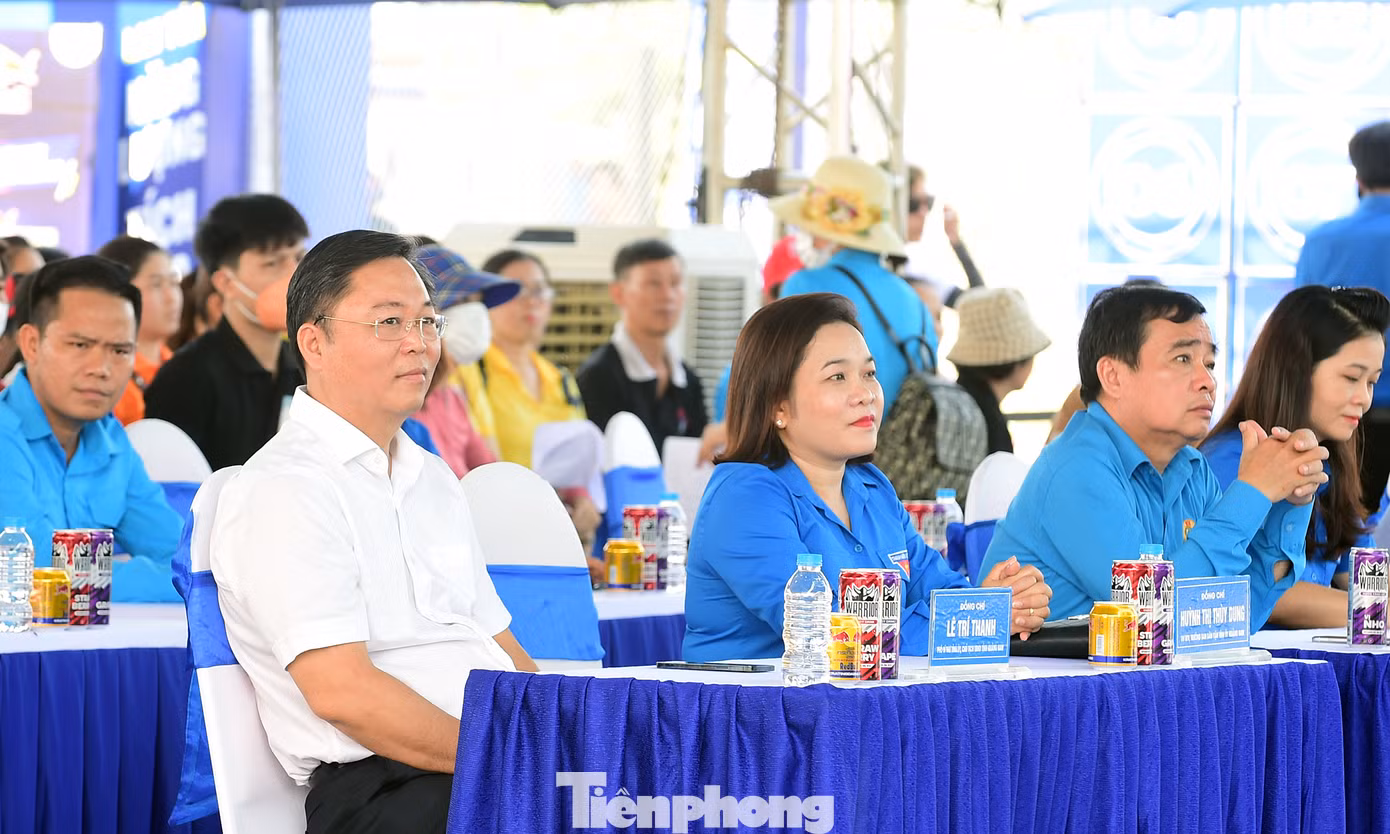 Các đại biểu và đông đảo thanh niên công nhân tham dự lễ khai mạc ngày hội. Ảnh: Xuân Tùng