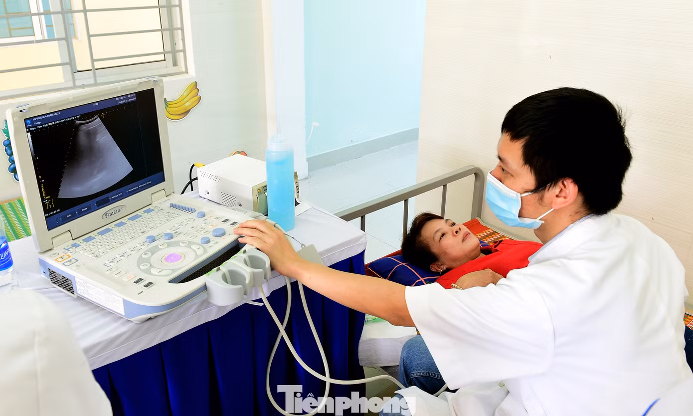 Các thầy thuốc trẻ khám bệnh, tư vấn sức khỏe thanh niên công nhân. Ảnh: Xuân Tùng