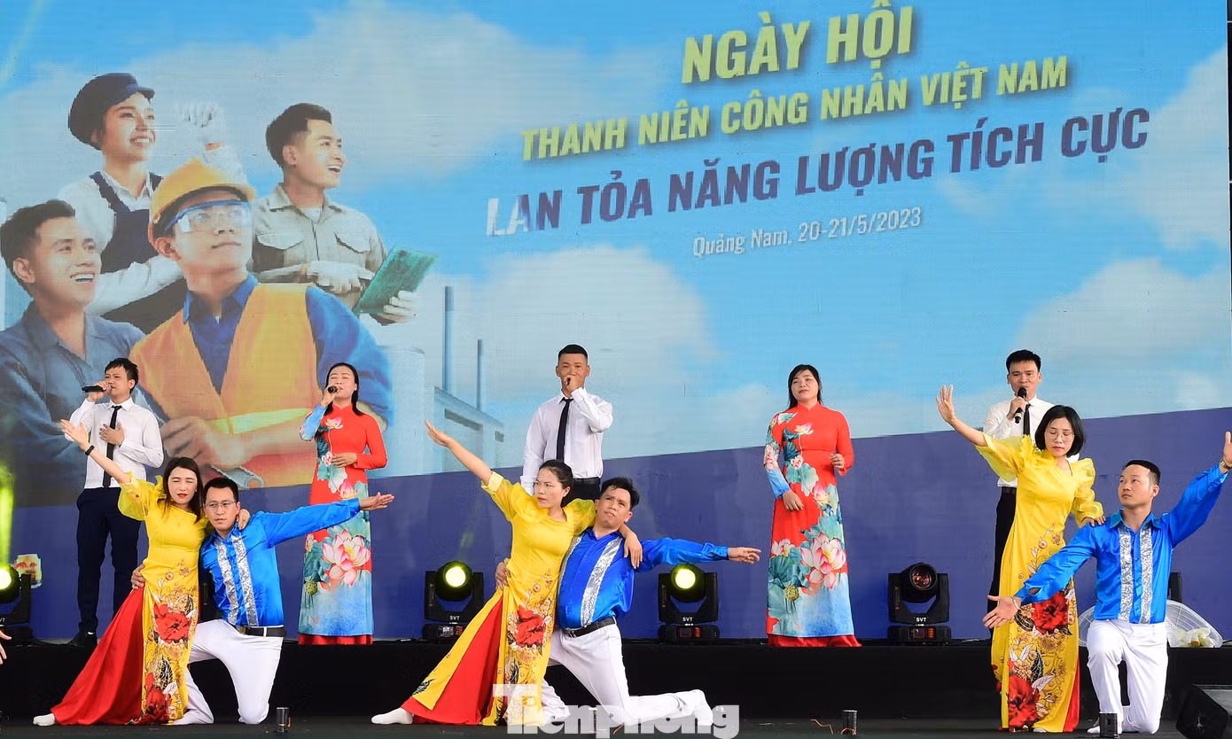 Thanh niên công nhân tham gia các trò chơi, thi tìm kiếm tài năng tại ngày hội. Ảnh: Xuân Tùng