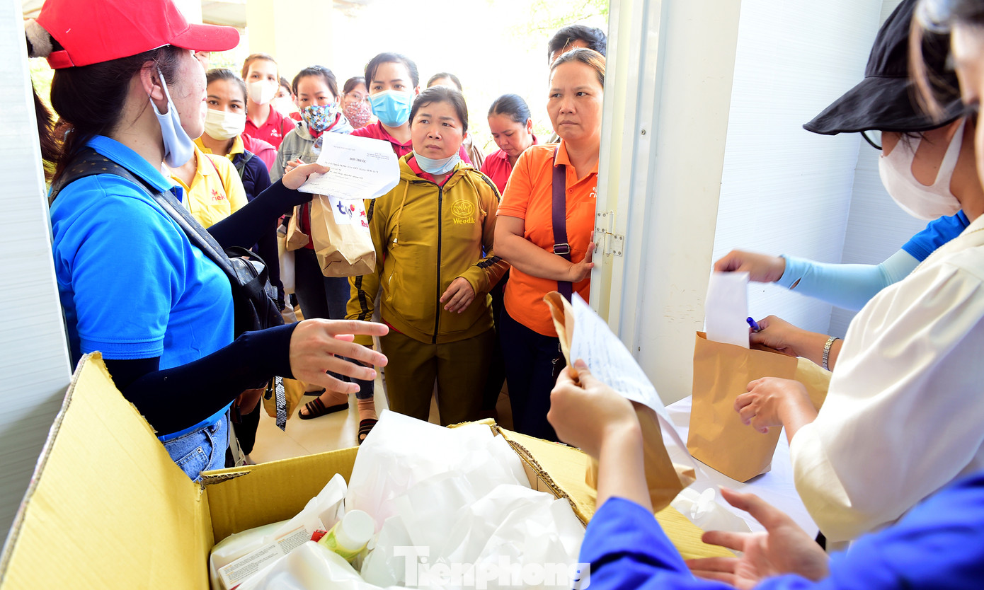 Tặng thuốc, quà đến thanh niên công nhân. Ảnh: Xuân Tùng Tặng thuốc, quà đến thanh niên công nhân. Ảnh: Xuân Tùng