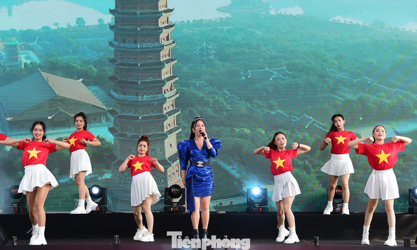 Tiết mục văn nghệ khai mạc chương trình ngày hội. Ảnh: Xuân Tùng Tiết mục văn nghệ khai mạc chương trình ngày hội. Ảnh: Xuân Tùng