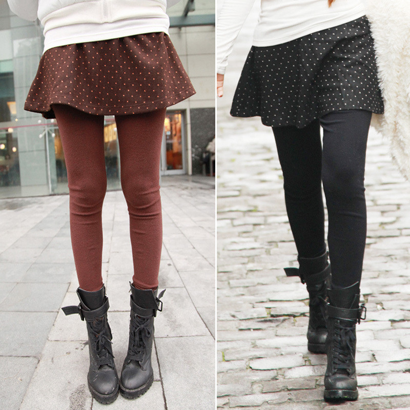 Áo phao, áo da hay những item cotton pha nilon khó thấm nước chính là những món đồ hoàn hảo cho những ngày mưa phùn thế này. Ngoài ra những kiểu áo sơ mi, đặc biệt là sơ mi denim cũng là một lựa chọn không tồi đâu nhé! Shorts, chân váy cotton tiện dụng hay skinny jeans sẽ giúp bạn cảm thấy năng động và thoải mái hơn. Cuối cùng là giữ cho đôi chân khỏi ướt bằng một đôi ủng đi mưa thật xinh, hay boots và giày da... vậy là bạn đã có ngay set đồ đi mưa thật hợp lý và thời trang rồi đấy!