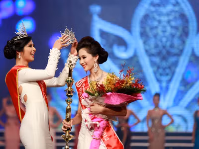 Phút Hoa hậu Đặng Thu Thảo đăng quang