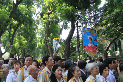 Dòng người từ khắp nơi đổ về thăm, viếng nhà riêng Đại tướng Võ Nguyên Giáp