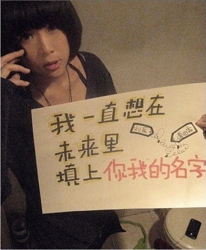 Viết những lời yêu thương lên bìa và thể hiện cảm xúc. Tỏ tình bằng tranh