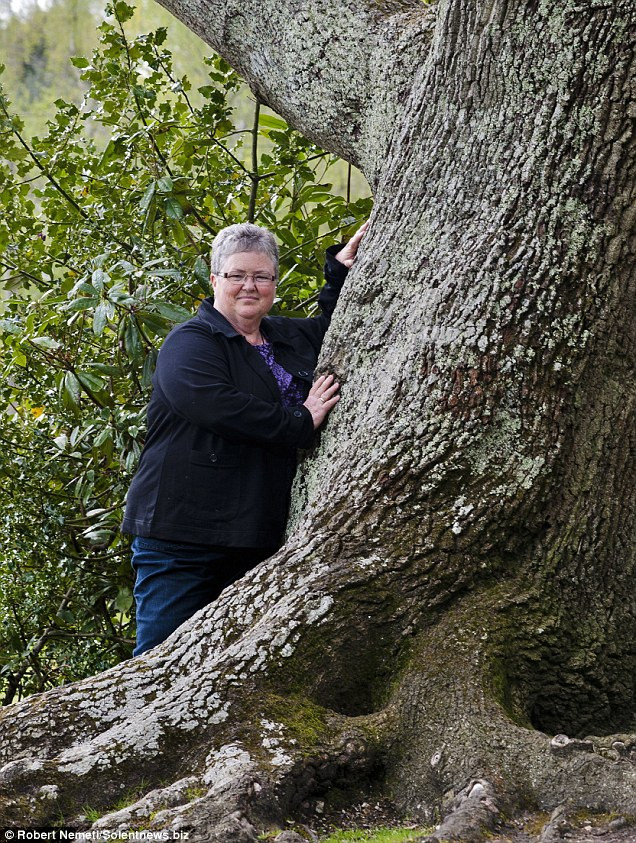 Val Theroux bên canh “người yêu” của mình