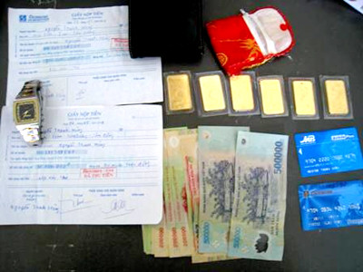 6 lượng vàng và tiền mặt thu giữ tại nhà trọ của Hùng