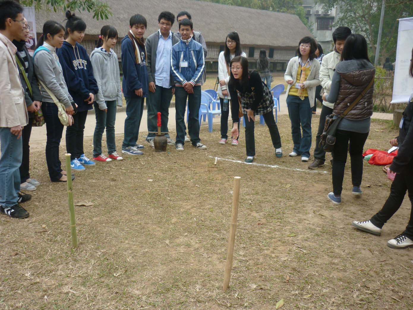 Các bạn trẻ trổ tài đánh đáo