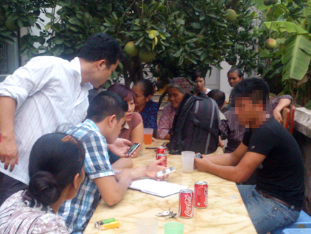 Anh T. (áo đen) kể lại sự việc với PV Tiền Phong. Anh T. (áo đen) kể lại sự việc với PV Tiền Phong