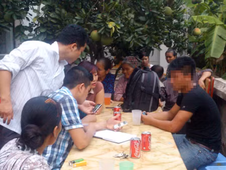 Anh T. (áo đen) kể lại sự việc với PV Tiền Phong. Anh T. (áo đen) kể lại sự việc với PV Tiền Phong