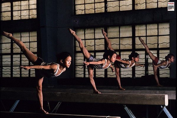 Nhiều bậc cha mẹ không kìm được nước mắt khi thấy cảnh này. Song họ hiểu thể thao là khổ luyện và chỉ có đổ mồ hôi trên sàn tập mới mang đến màu vàng huy chương trên bục chiến thắng