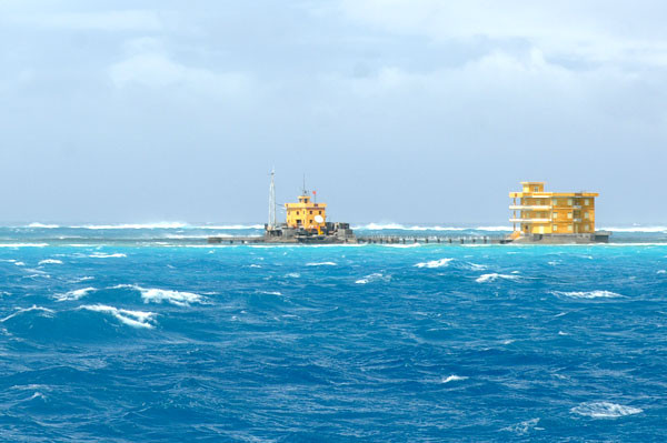 Đảo chìm nằm trơ trọi giữa sóng nước biển Đông