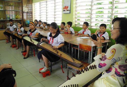 Cô Thu Thủy, giáo viên đã về hưu, nhưng vẫn cố gắng đến lớp dạy học sinh đánh đàn theo lời mời của nhà trường. Cô Thu Thủy, giáo viên đã về hưu, nhưng vẫn cố gắng đến lớp dạy học sinh đánh đàn theo lời mời của nhà trường