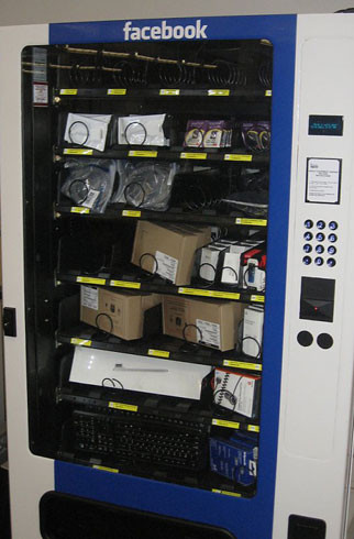 Nếu gặp vấn đề về bàn phím hay cần một đồ sạc cho máy tính xách tay, nhân viên có thể tìm thấy ngay đồ thay thế qua những chiếc máy tự động có gắn nhãn trên từng thiết bị. Nếu gặp vấn đề về bàn phím hay cần một đồ sạc cho máy tính xách tay, nhân viên có thể tìm thấy ngay đồ thay thế qua những chiếc máy tự động có gắn nhãn trên từng thiết bị