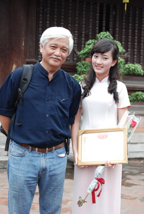 Đặng Uyên chụp ảnh kỷ niệm cùng nhà sử học Dương Trung Quốc, một trong những thần tượng của Uyên