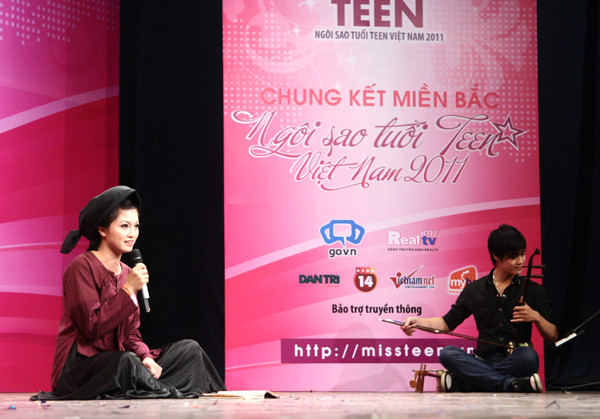 "Chiếu" xẩm được chải trên sân khấu Chung kết miền Bắc Miss Teen 2011.