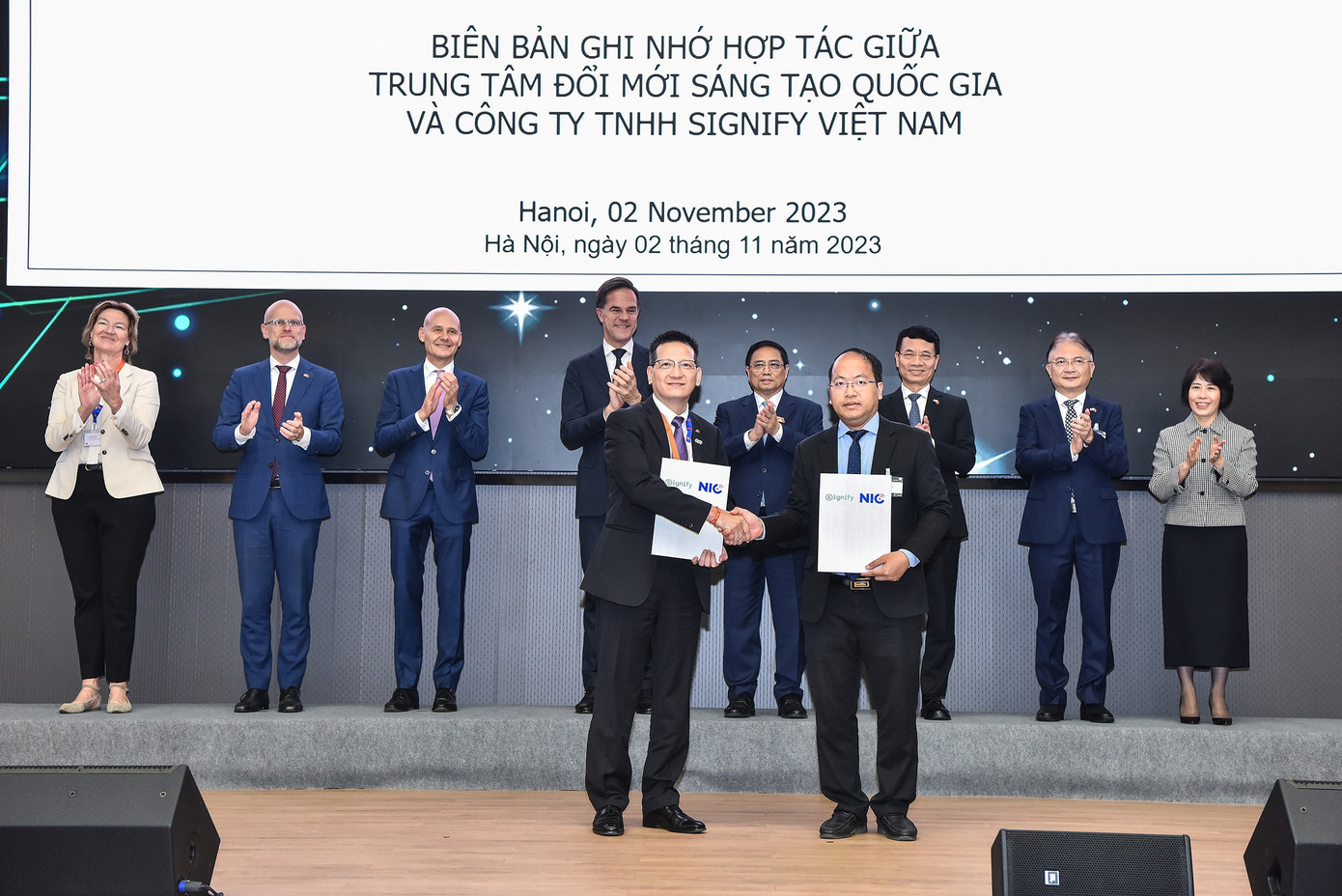 Thủ tướng Phạm Minh Chính và Thủ tướng Mark Rutte chứng kiến lễ trao các văn kiện thoả thuận hợp tác giữa các cơ quan, doanh nghiệp hai nước (Ảnh: Nhật Minh)