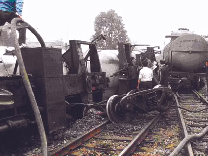 Tàu chở bồn xăng dầu lật nhào ngay trong ga tại Phú Thọ