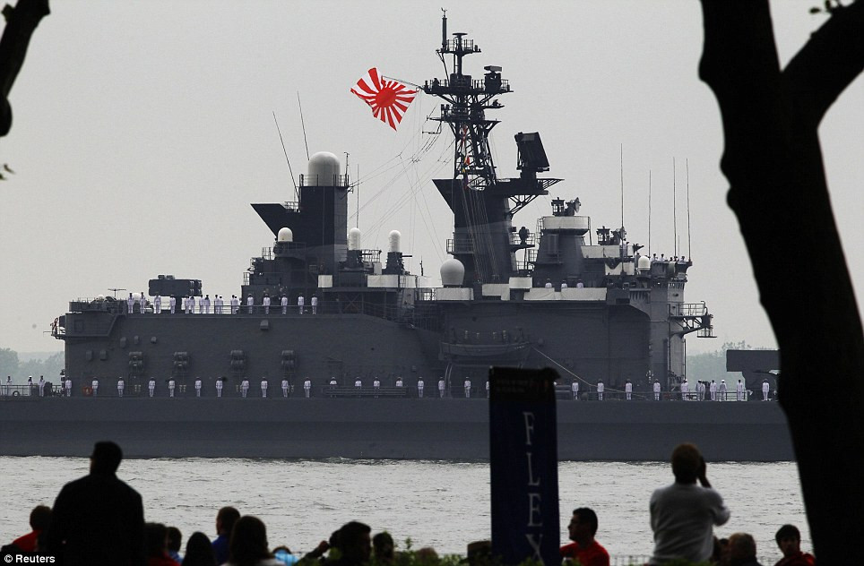 Người dân Mỹ ngắm các con tàu từ bờ sông Hudson - Ảnh: Reuters 