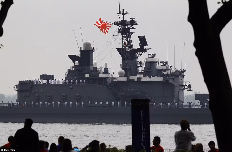 Người dân Mỹ ngắm các con tàu từ bờ sông Hudson - Ảnh: Reuters 