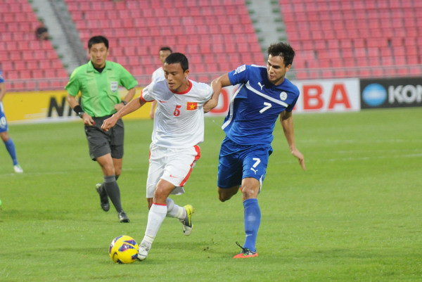 Việc đội tuyển Việt Nam (trái) thất bại cay đắng tại AFF Cup 2012 đã làm sứt mẻ niềm tin của người hâm mộ. Ảnh: Đàm Duy. Việc đội tuyển Việt Nam (trái) thất bại cay đắng tại AFF Cup 2012 đã làm sứt mẻ niềm tin của người hâm mộ. Ảnh: Đàm Duy