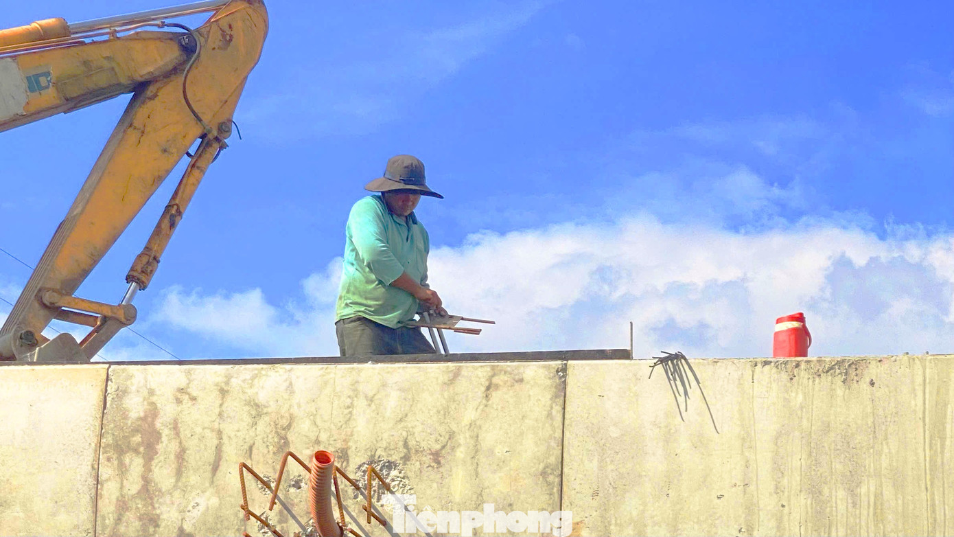 Để đảm bảo mục tiêu hoàn thành công trình và thông xe trước Tết nguyên đán, hiện nay công tác thi công đang được khẩn trương triển khai.