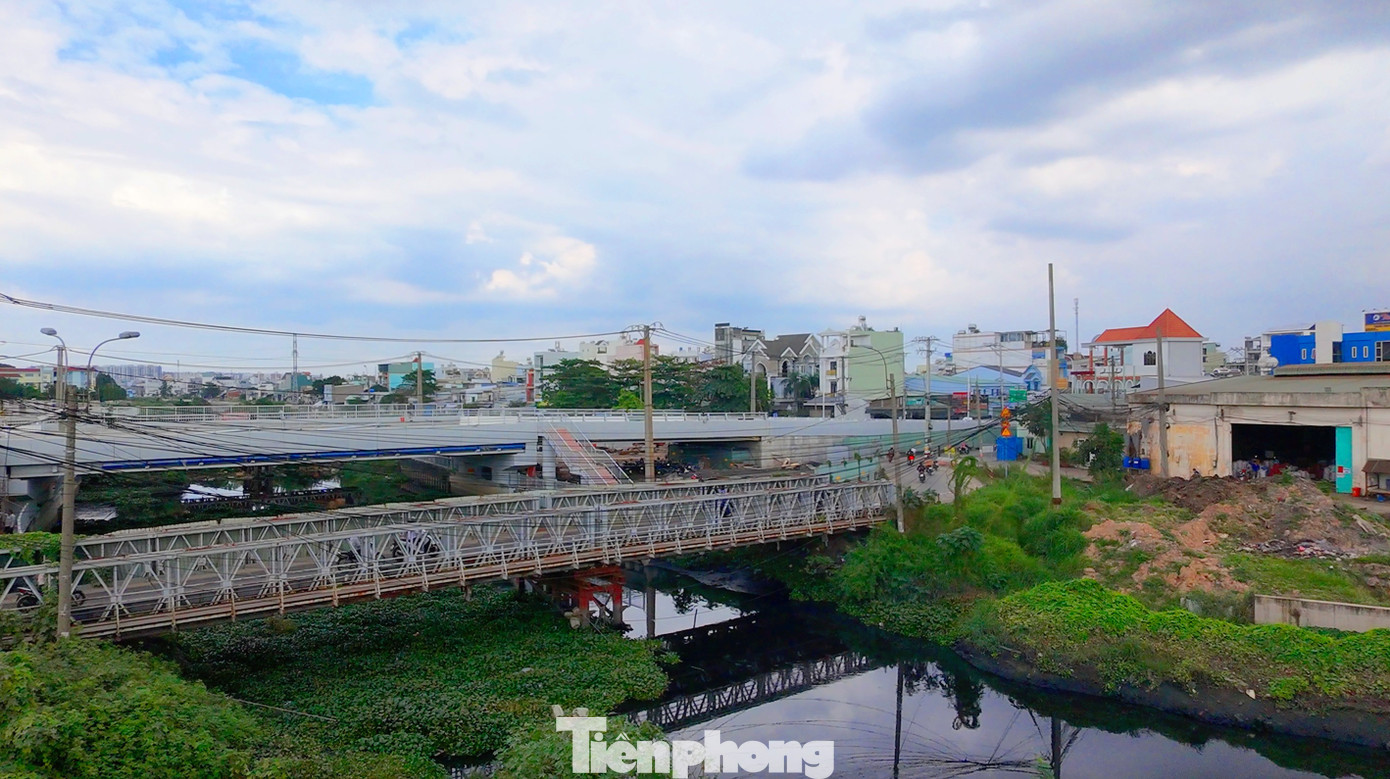 Tuy nhiên, do vướng mặt bằng và vướng các quy định pháp luật liên quan, dự án này bị &quot;treo&quot; suốt hơn 5 năm. Sau đó, TPHCM quyết định chấm dứt hợp đồng BOT để chuyển sang đầu tư công để tiếp tục thực hiện dự án. Giữa tháng 6/2024, dự án được tái thi công và sẽ hoàn thành thông xe trước dịp Tết nguyên đán 2025.