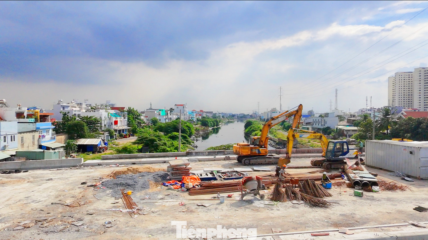 Dự án xây dựng cầu Bà Hom mới được khởi công vào tháng 9/2018 với tổng vốn đầu tư khoảng 374 tỷ đồng. Theo kế hoạch ban đầu, công trình sẽ hoàn thành sau 210 ngày. Tuy nhiên, do vướng công tác giải phóng mặt bằng, dự án này phải tạm dừng thi công gần 5 năm.