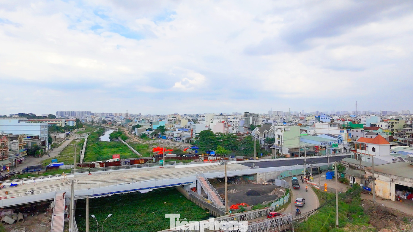 Cách cầu Bà Hom hơn 4km là công trình xây dựng cầu Tân Kỳ Tân Quý mới trên đường Tân Kỳ Tân Quý (quận Bình Tân). Dự án này cũng sắp về đích sau thời gian được tái thi công.