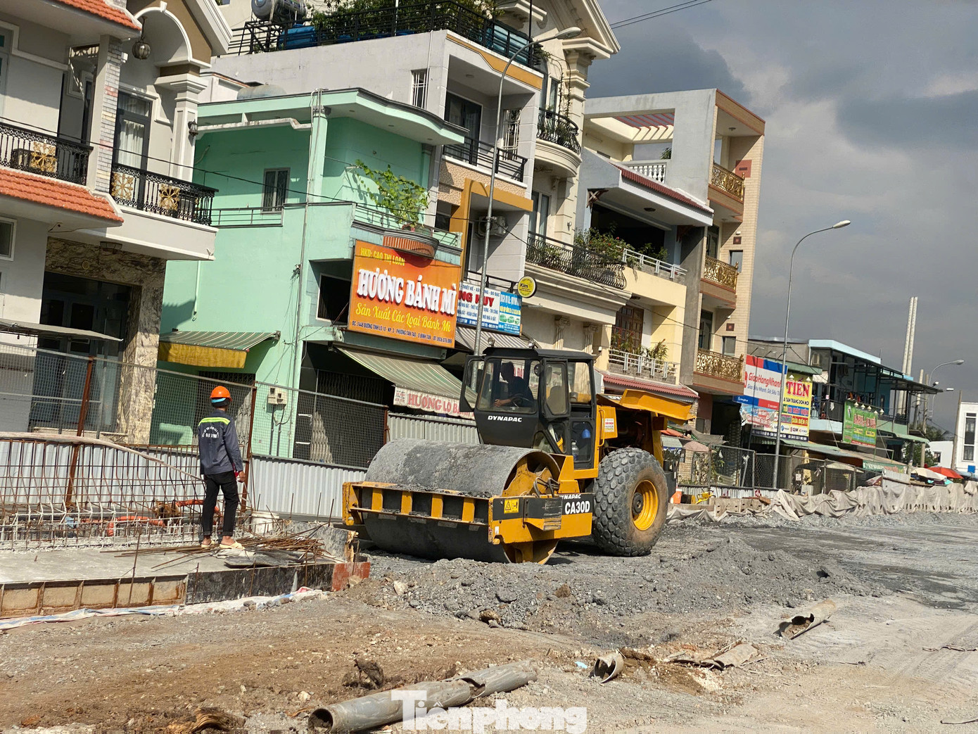 Theo ghi nhận của PV, dự án đang được thi công khẩn trương để đảm bảo tiến độ thông xe trước Tết nguyên đán.