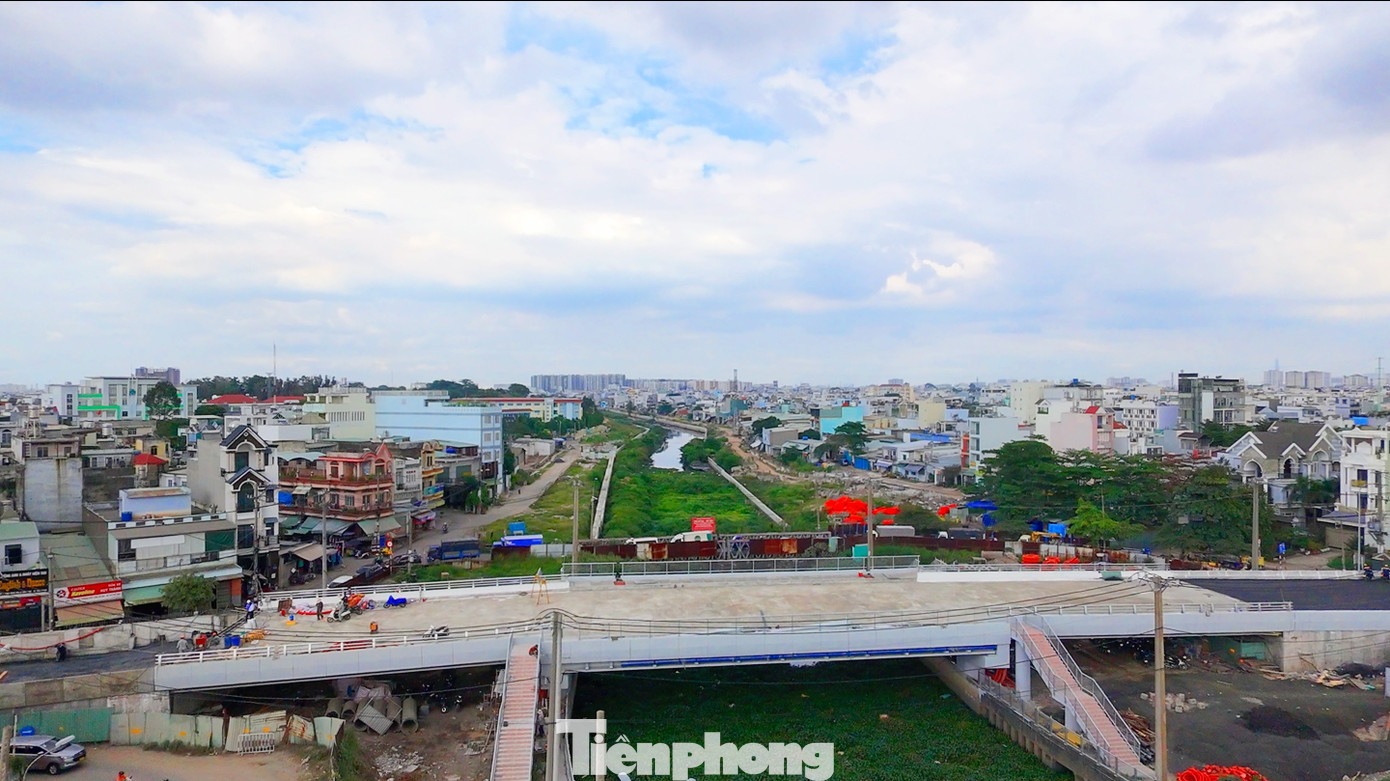 Dự án xây dựng cầu Tân Kỳ - Tân Quý (quận Bình Tân, TPHCM) bắc qua kênh Tham Lương - Bến Cát được khởi công đầu năm 2018 theo hình thức hợp đồng BOT với tổng mức đầu tư hơn 312 tỷ đồng, sau đó nâng lên 668 tỷ đồng do tính cả lãi vay trong thời gian thi công, chờ thu phí hoàn vốn.