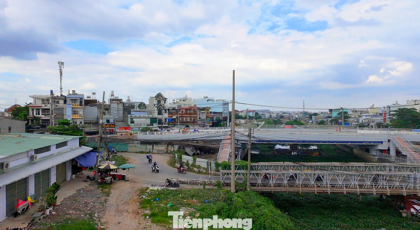 Đại diện Ban giao thông TPHCM cho biết cầu Tân Kỳ Tân Quý mới đã đạt khoảng 90% khối lượng và sẽ hoàn thành, thông xe ngày 20/1 sắp tới đây.