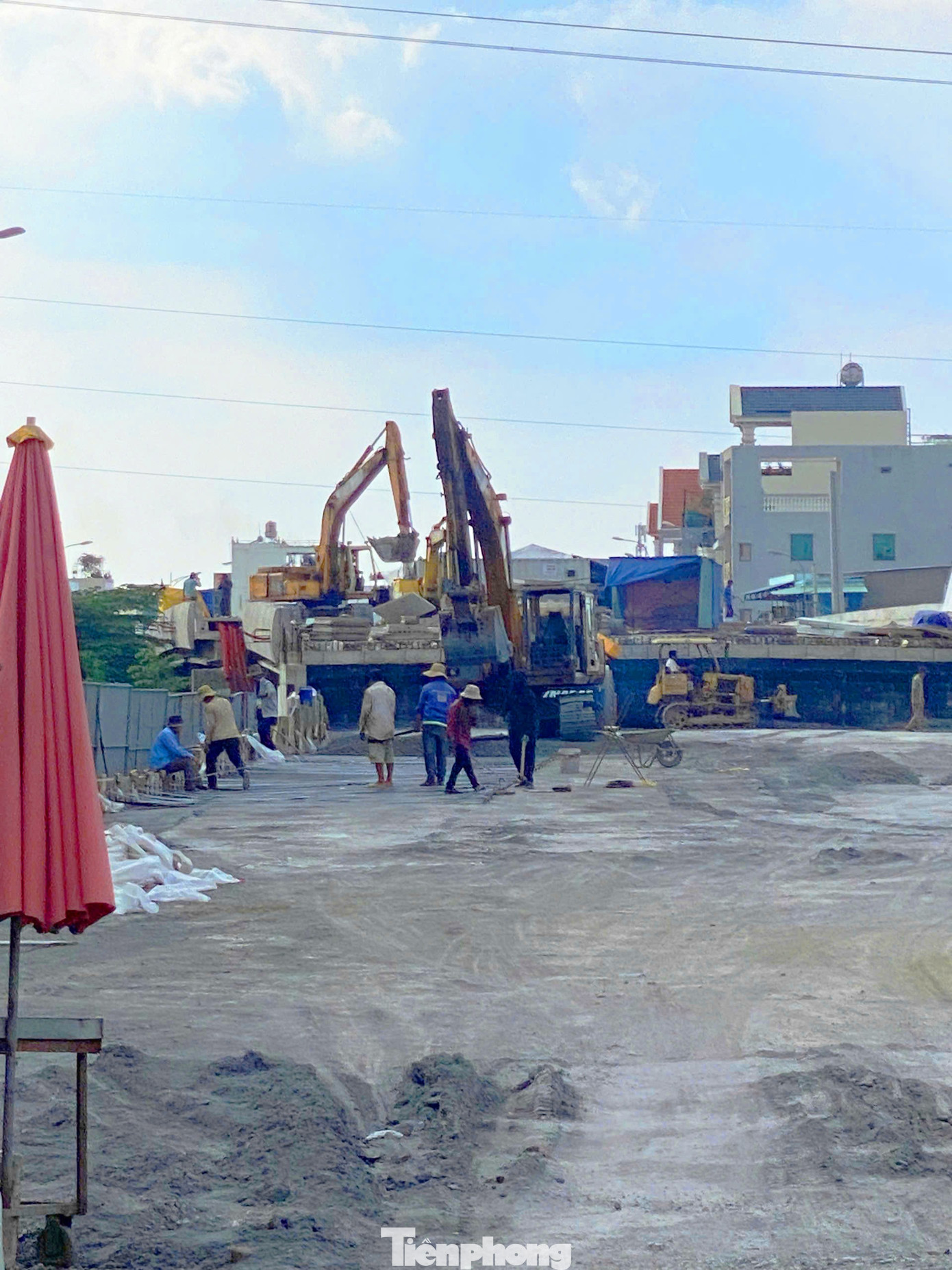 Những ngày này, trên phạm vi công trường cầu Tân Kỳ Tân Quý, các công nhân, kỹ sư đang tất bật hoàn thiện các hạng mục còn lại để đưa dự án về đích đúng tiến độ.