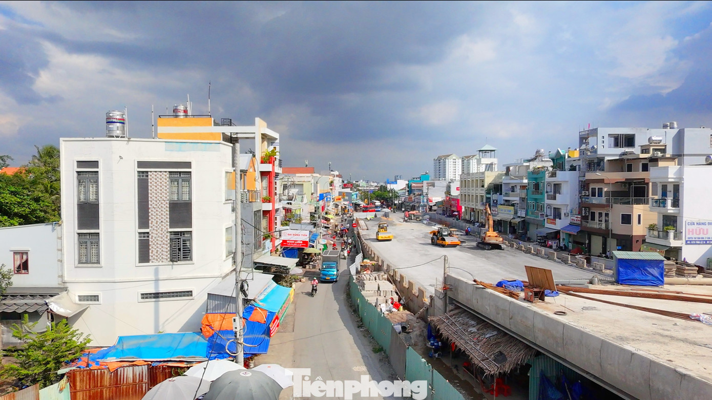 Công trình xây dựng cầu Bà Hom mới tọa lạc trên tỉnh lộ 10 (quận Bình Tân). Đây là một trong những cửa ngõ từ các tỉnh miền Tây vào TPHCM, nằm gần khu công nghiệp Tân Tạo nên luôn đón lượng lớn phương tiện lưu thông mỗi ngày.