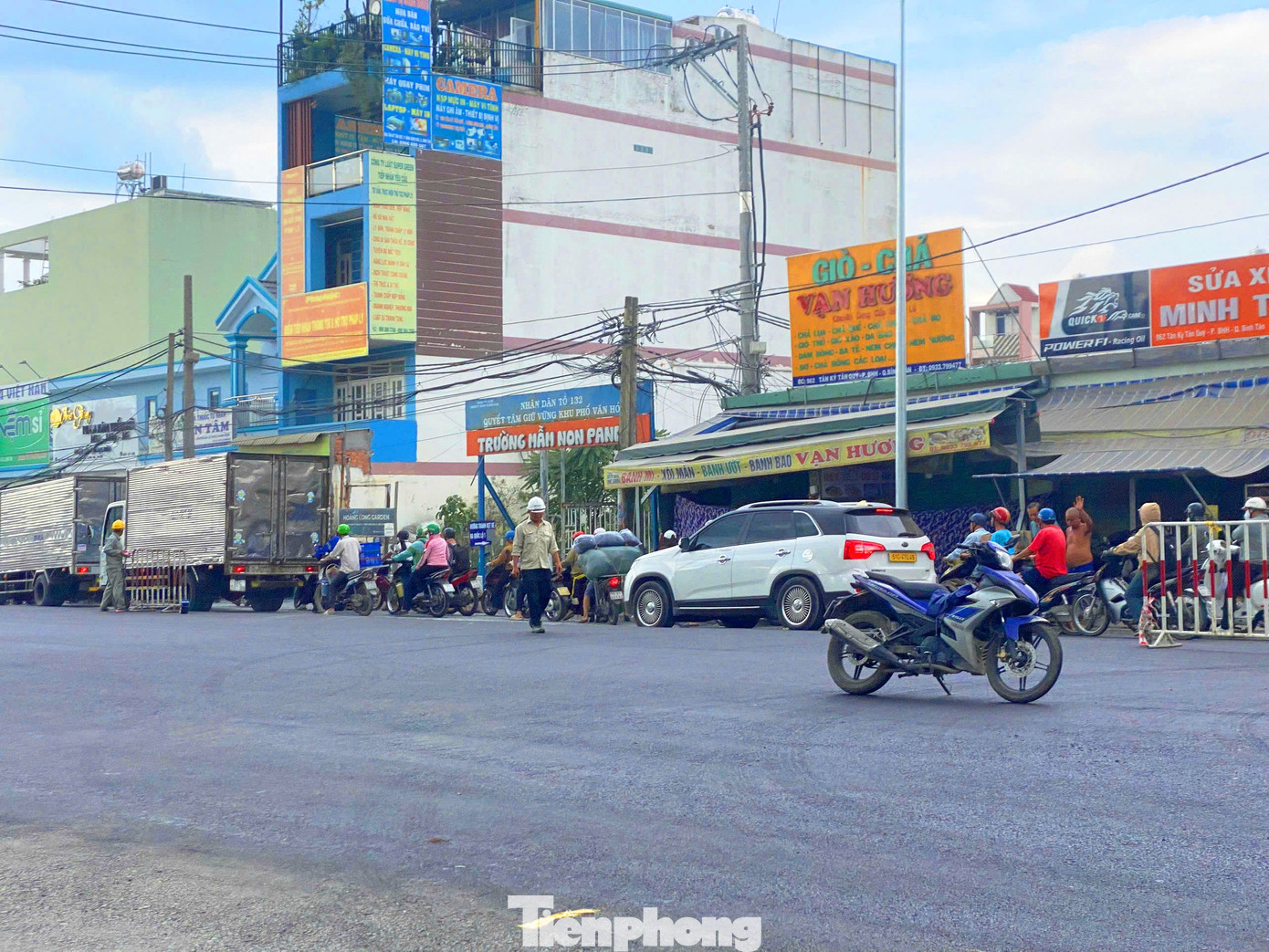 Chia sẻ với PV, chị Nguyễn Thị Hân (ngụ quận Tân Phú) cho biết: "Tình trạng ùn tắc thường xuyên xảy ra ở đoạn qua cầu sắt Tân Kỳ Tân Quý đến nút giao giữa đường Tân Kỳ Tân Quý với quốc lộ 1. Nguyên nhân là do đường nhỏ, mặt cầu nhỏ. Do đó, chúng tôi mong muốn cầu mới sớm hoàn thành để xóa điểm kẹt xe này".