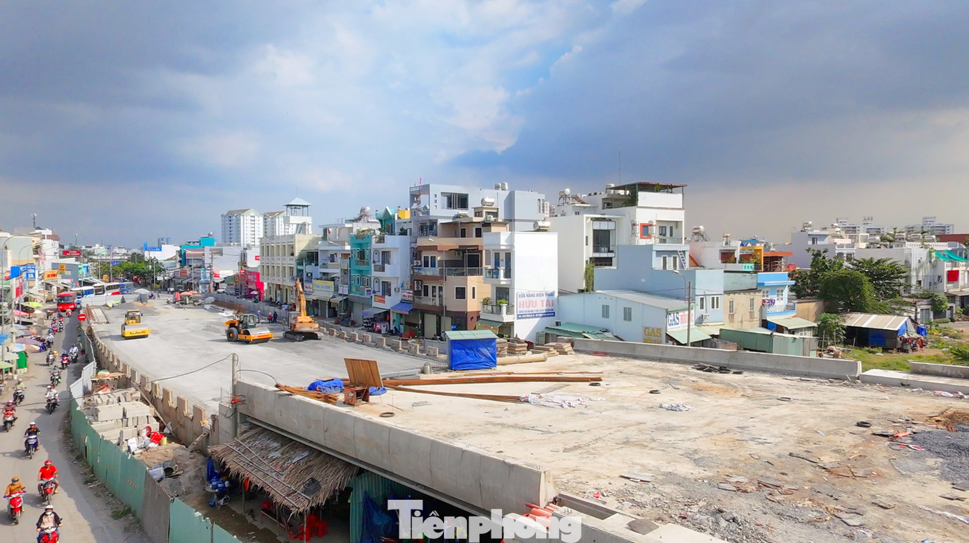 Sau thời gian dài bị "treo", đến nay dự án cầu Bà Hom sắp "về đích".