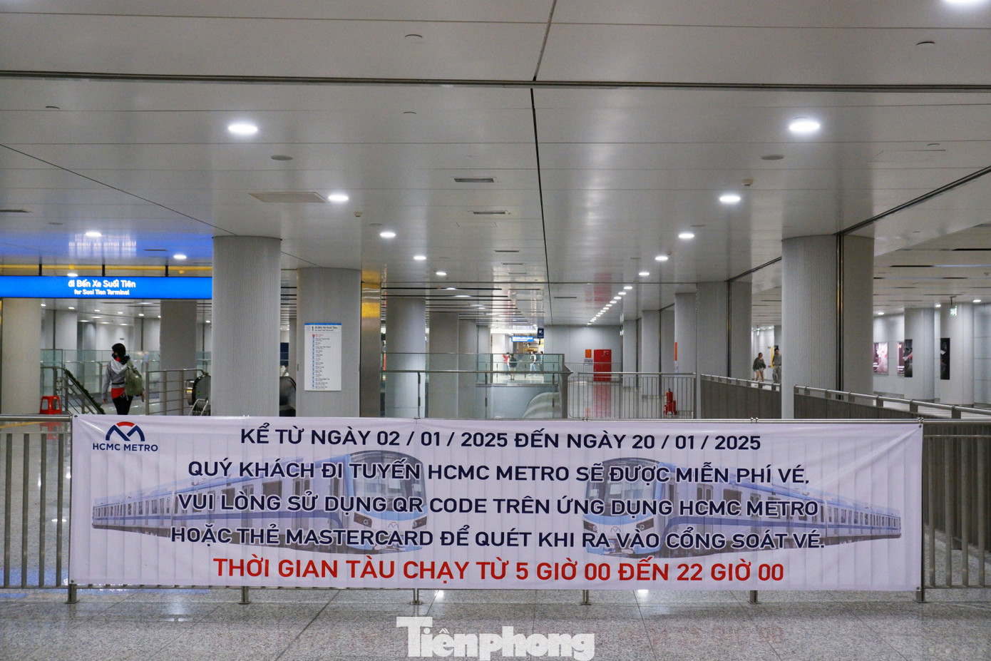 Thông báo tại nhà ga trung tâm Bến Thành (quận 1).