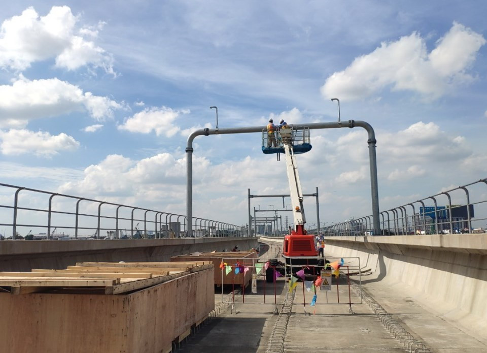 Hình ảnh về việc thi công hệ thống OCS. Ảnh tư liệu: Ban Quản lý đường sắt đô thị TPHCM