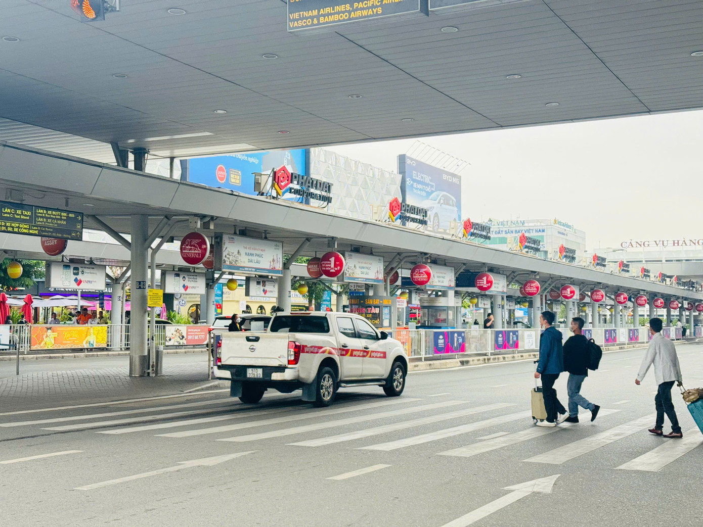 Khu vực bên ngoài sân bay Tân Sơn Nhất thông thoáng trong ngày nghỉ Tết dương lịch 2025.