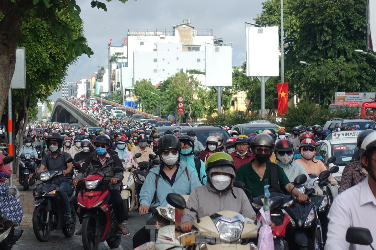 Khu vực đường Cộng Hòa (quận Tân Bình) thường xuyên đông đúc phương tiện vào giờ cao điểm. Ảnh: Hữu Huy